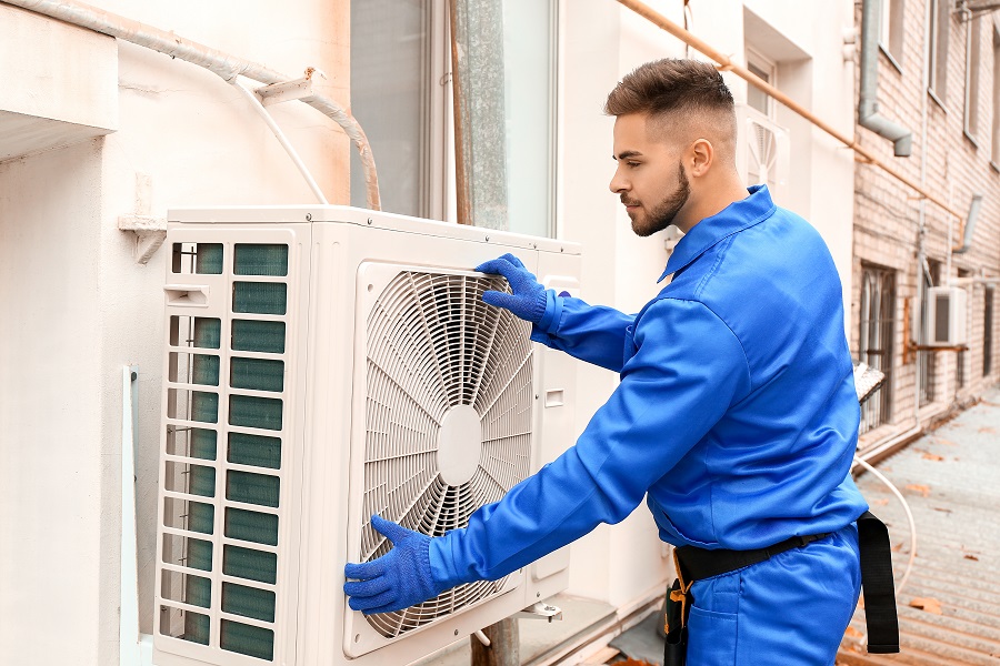 Un installateur Air & Vie répare une climatisation à Lyon
