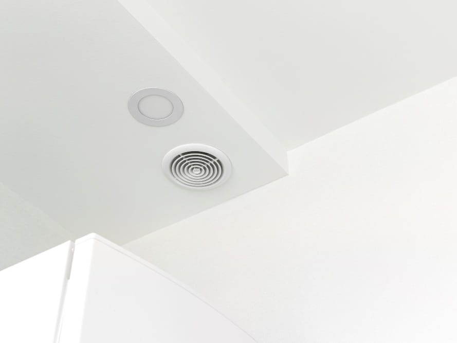 Installation d'une VMC au plafond d'une maison par Air & Vie, installateur de VMC à Lyon