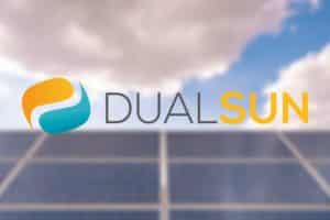Logo Dualsun avec un fond de panneaux solaires avec ciel bleu et nuages